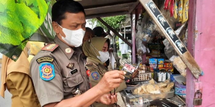 SIDAK ROKOK ILEGAL : Satpol PP Kota Pekalongan terus rutin melakukan inspeksi mendadak peredaran dan perdagangan rokok ilegal di Kota Pekalongan.