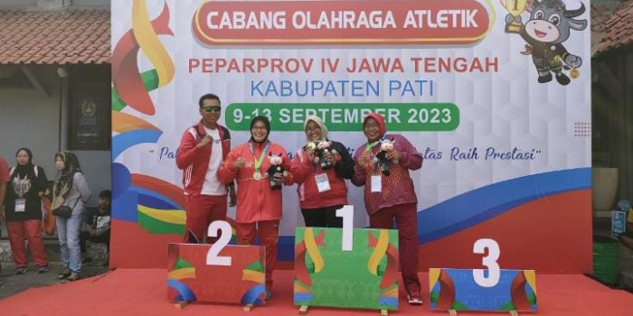 BELUM FINISH : Para atlet kontingen Kabupaten Pekalongan saat menerima medali di ajang Perpaprov Jateng 2023, Senin (11/9/2023).