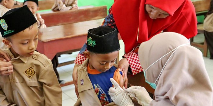 IMUNISASI :  Pelajar MIS 8 Medono Kota Pekalongan tertib melakukan suntik vaksin dalam rangka BIAS di sekolah setempat Rabu (13/9/2023).