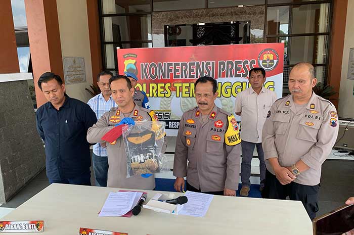 Kapolres Temanggung AKBP Ary Sudrajat menunjukkan barang bukti dalam kasus dugaan penganiayaan salah seorang santri di Temanggung Selasa (12/9).