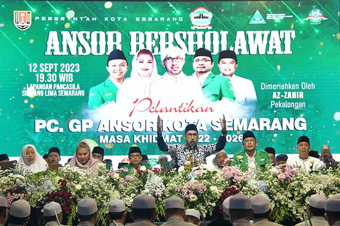 Habib Ali Zaenal Abidin Assegaf memimpin pembacaan maulid dalam acara Ansor Bersholawat di Lapangan Pancasila, Simpanglima, Kota Semarang Rabu (12/9) malam.