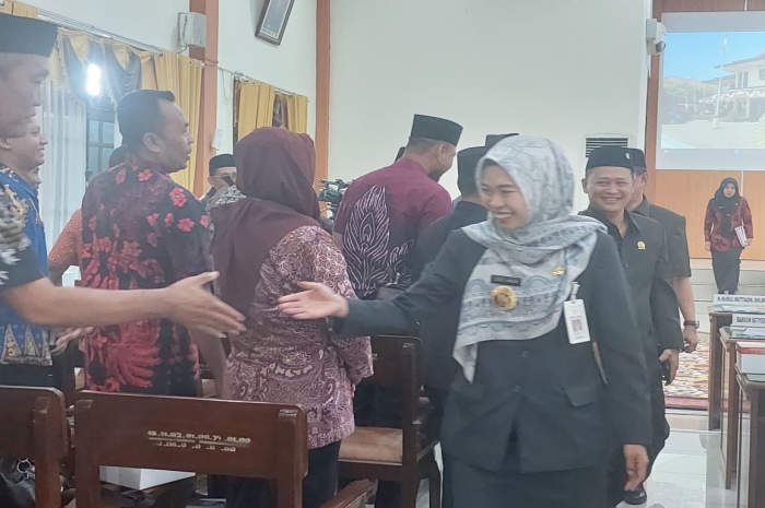 Bupati Demak dr Hj Eistianah bersama Ketua DPRD Demak Fahrudin Bisri Slamet dalam sidang paripurna di gedung dewan.