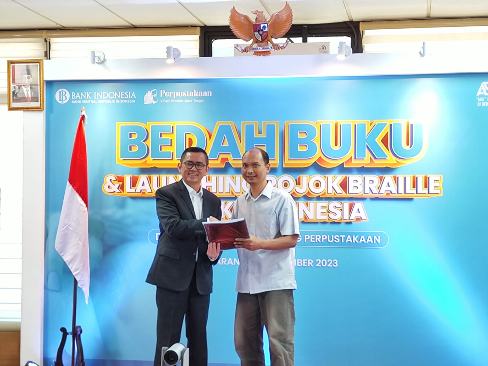 HADIAH BUKU: Kepala Kantor Perwakilan Bank Indonesia Jawa Tengah Rahmat Dwisaputra (kiri) memberikan buku braille pada Ketua DPW Pertuni Jateng Indra Kurniawan.