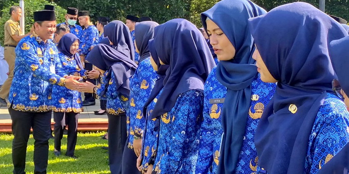 Walikota Pekalongan, HA Afzan Arslan Djunaid sat berikan selamat kepada ASN baru di Pemkot setempat