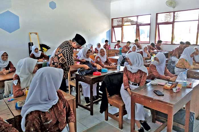 Guru SMAN 1 Bergas saat mengecek tas sekolah murid.