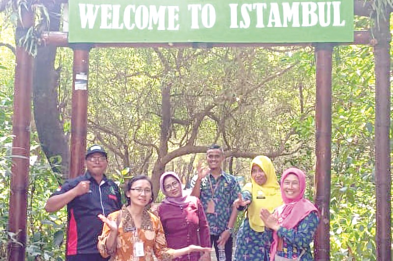 Tim Dinas Pariwisata Demak dan Disporapar Jateng survei ke Pantai Istambul. (Wahib Pribadi/jawa pos radar semarang)