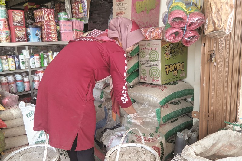STOK AMAN : Pedagang Pasar Bringin menunjukkan pasokan beras. (NURFAIK NABHAN/Jawa Pos Radar Semarang)