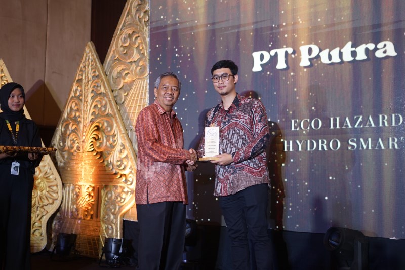 ANUGERAH: Ketua Dewan Pertimbangan Proper yaitu Prof Sudharto P Hadi, MES, PhD, saat memberikan penghargaan kepada perusahaan yang peduli lingkungan. (IST)