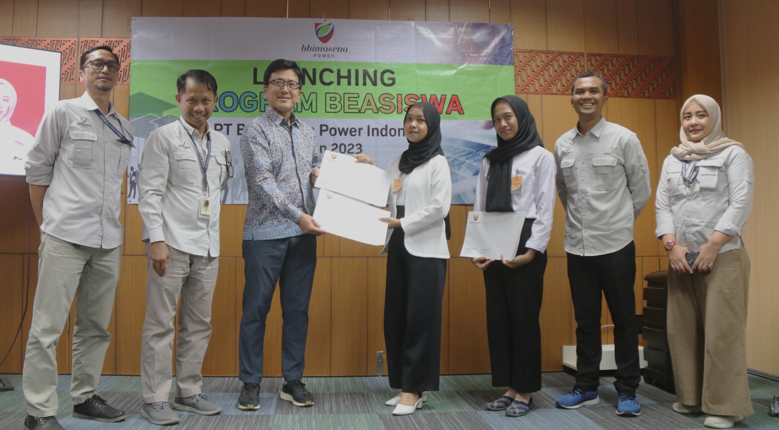 BEASISWA: Proses pemberian beasiswa kepada mahasiswa terpilih di sekitar PLTU Batang.