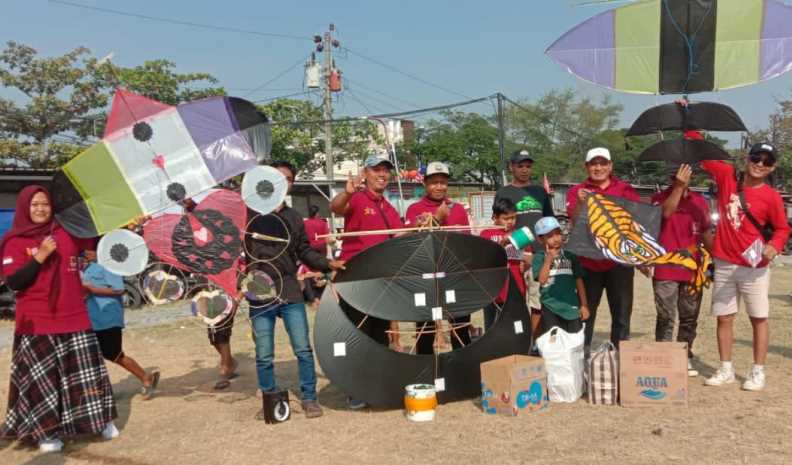 Komunitas Layang-layang Kreasi Tlogomulyo menunjukkan kreativitas layang-layang yang dibuat dari bahan plastik bekas.