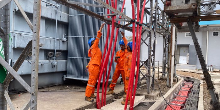 OPTIMALISASI ASET PLN : Petugas PLN mengoptimalkan aset-aset kelistrikan dengan Penggantian Incoming Trafo 2 dari Outdoor menjadi Indoor Gardu Induk Kalibakal yang ditandai dengan proses energize.