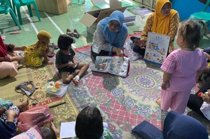 Petugas BPKB Kecamatan Sayung memberikan simulasi BKB Kit bagi warga Desa Prampelan.