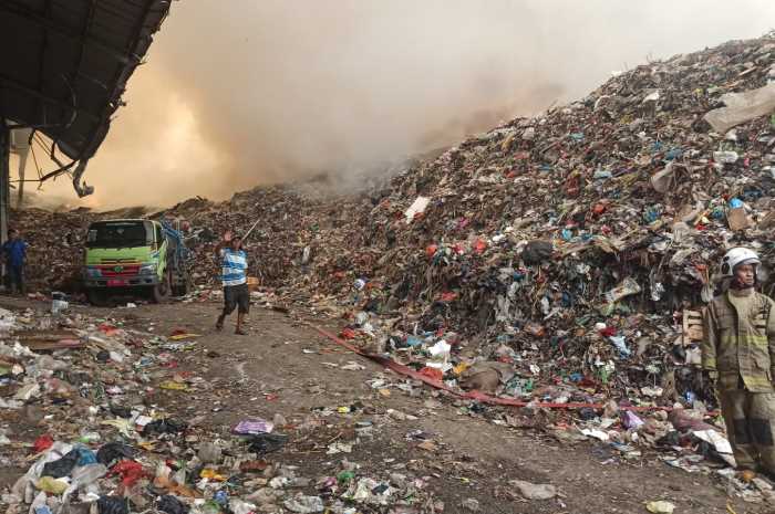 Tumpukan sampah di Tempat Pembuangan Akhir (TPA) Jatibarang, Kecamatan Mijen Terbakar, Senin (18/9/2023) sekitar pukul 14.00.