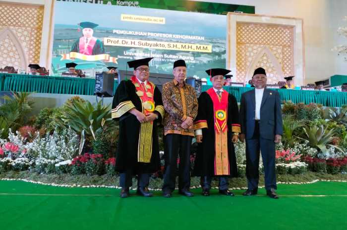 Suasana Pengukuhan Guru Besar Prof Dr H M Sbyakto SH MH MM di Auditorium Unissula Semarang, Senin (18/9).