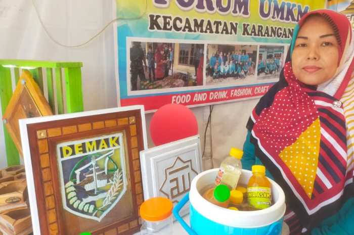 Forum UMKM Kecamatan Karanganyar memamerkan produk jamu di Demak Expo Tembiring.