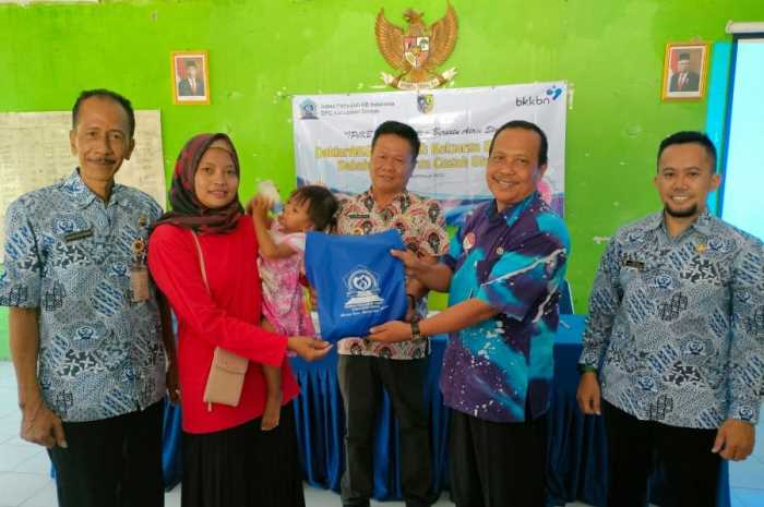 Kabid P2PP Dinpermades P2KB Sukardjo SKM MKes memberikan bantuan dalam acara IPeKB di Desa Bogosari, Kecamatan Guntur.