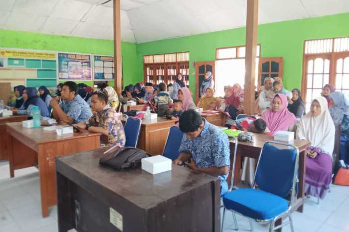 Peserta rapat evaluasi stunting di Desa Dombo, Kecamatan Sayung.