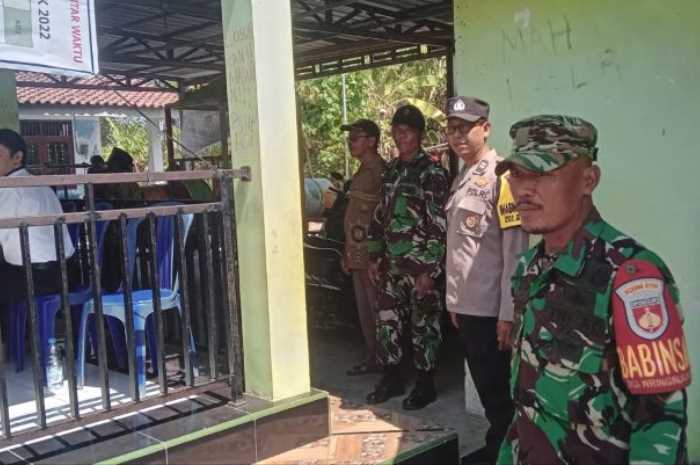 Aparat TNI dan kepolisian menjaga jalannya tahapan pilkades di desa.
