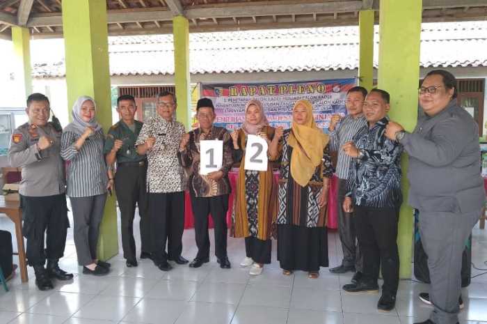 Para cakades Desa Wringinjajar Mranggen menunjukkan nomor urut masing-masing.