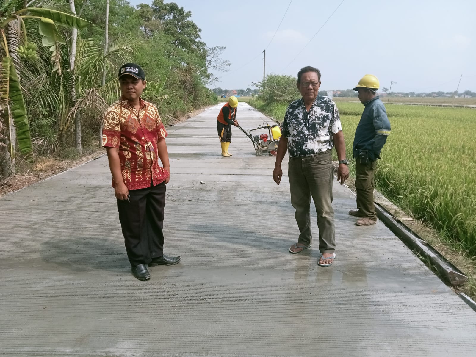 BANGKIT: Kepala Desa Purworejo Sunoto saat meninjau perbaikan jalan.