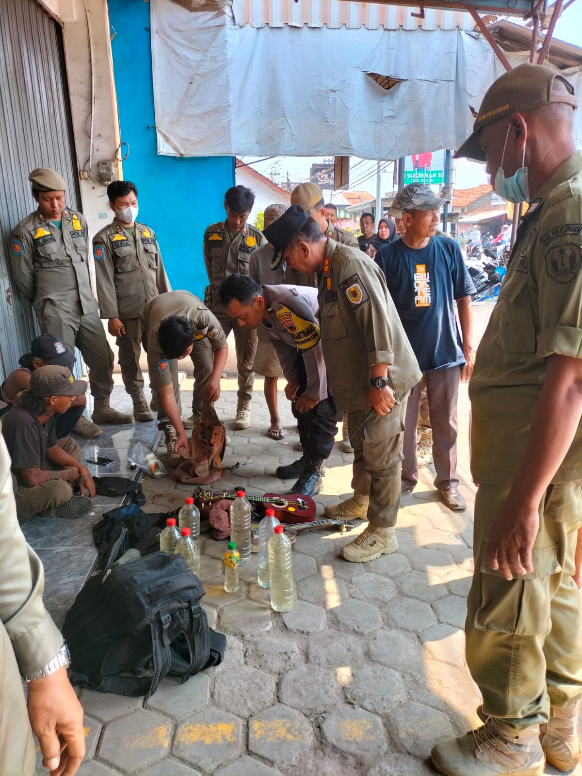 RAZIA: Satpol PP Kabupaten Pekalongan saat merazia anak jalanan di perempatan Podo, Kedungwuni, Selasa (19/9).
