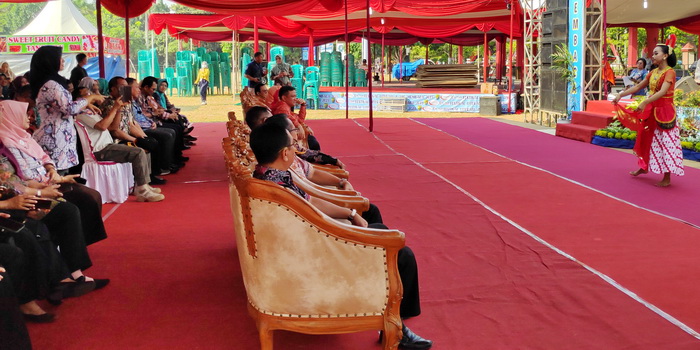 BERAKSI &ndash; Penari Tuna rungu Zaskia Aulia Rizki, siswi SLBN  Wiradesa saat beraksi di panggung Talk Show Bahasa Isyarat dalam gelaran Festival Literasi 2023 di Lapangan Mataram, Rabu (20/9).