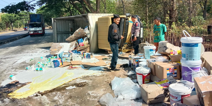BERSERAKAN - Truk pengangkut cat mengalami rusak berat usai ditabrak truk elf, cat juga berserakan di sekitar lokasi di Jalan Alas Roban Gringsing Batang