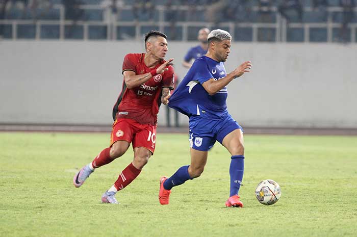 Andres Nieto ketika berduel dengan Vitinho dalam laga uji coba Phnom Penh Crown versus PSIS di Stadion Jatidiri Semarang 24 Juni 2023.