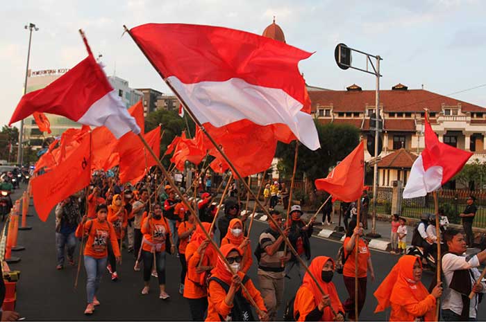 Kirab pemilu damai diikuti massa parpol dan simpatisan.