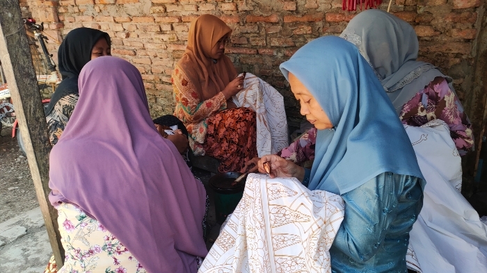 MEMBATIK: Warga Desa Kalipucang Wetan sedang membatik bersama di halaman belakang rumah.