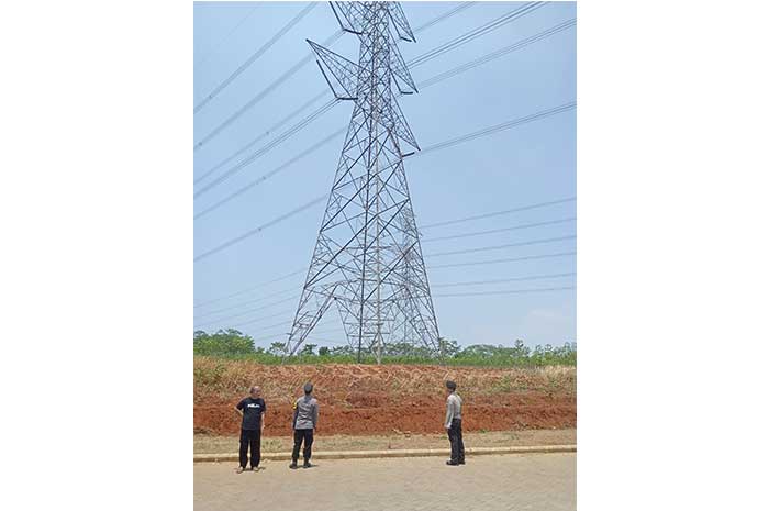 Jajaran petugas sedang membujuk Usman untuk turun dari Tower Listrik setinggi 50 meter.