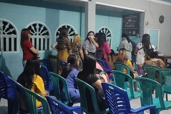 Puluhan PK di eks GBL Kaliwungu saat menjalani tes urine.