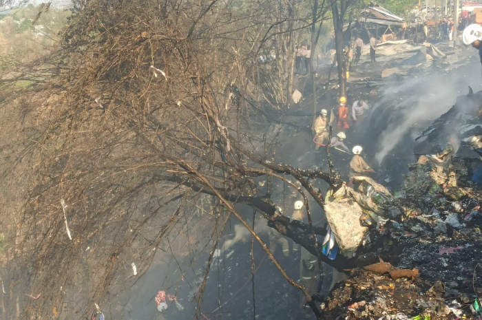 Petugas berusaha memadamkan api yang kembali membakar TPA Jatibarang Semarang Jumat (22/9).