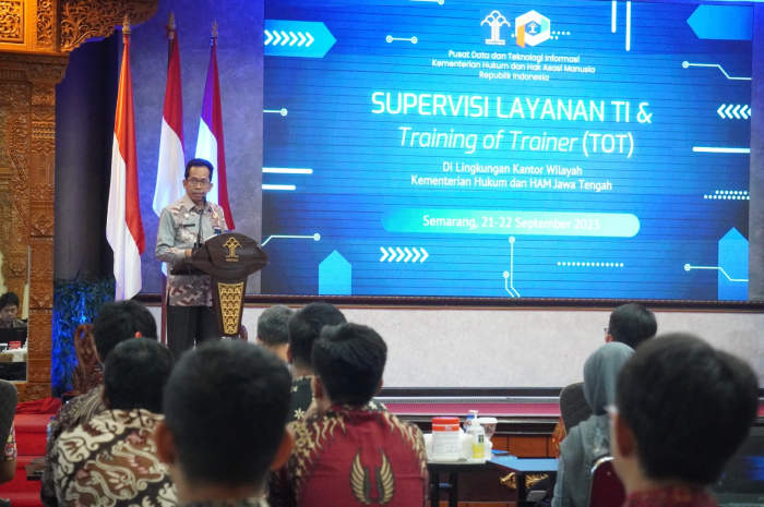 Kadiv Administrasi Hajrianor memberikan pemaparan Supervisi Layanan Teknologi Informasi dan Training of Trainer (ToT), Jumat (22/9).