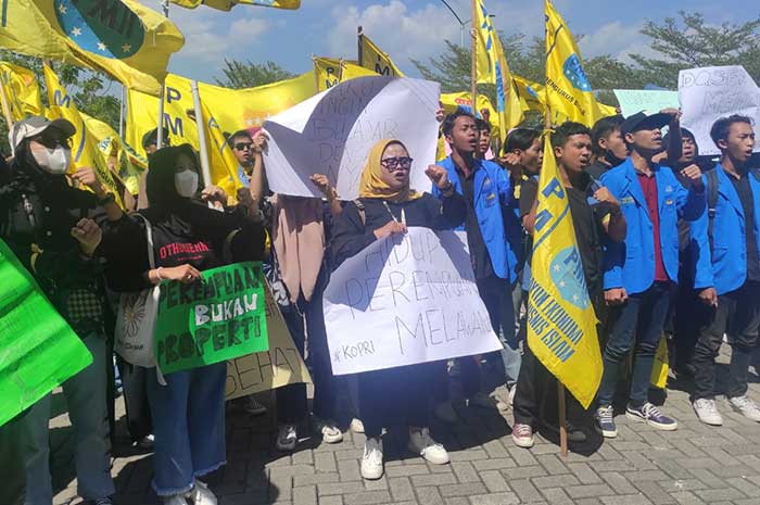 Mahasiswa UIN Salatiga yang tergabung dalam PMII menggelar aksi damai terkait isu kekerasan seksual di kampus, Kamis (21/9).