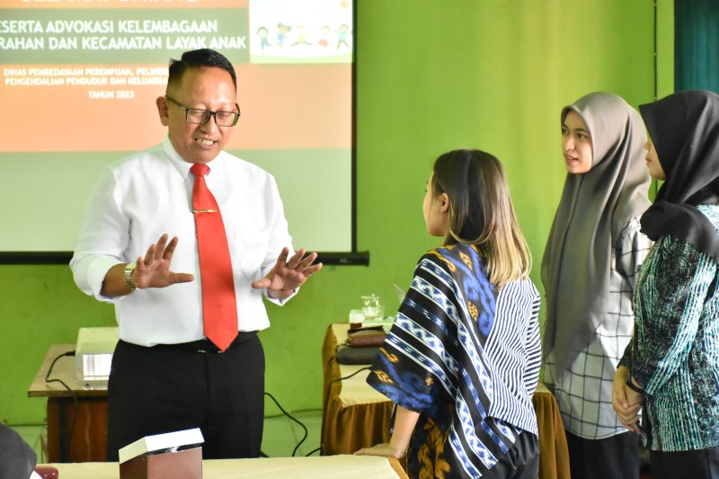 PEDULI ANAK : Pj Wali Kota Sinoeng N Rachmadi membuka Advokasi Kelembagaan Kelurahan dan Kecamatan Layak Anak di Ruang Pertemuan Kecamatan Tingkir. (Dhinar Sasongko/Jawa Pos Radar Semarang)