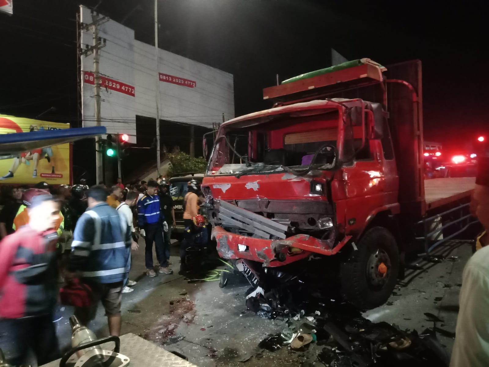 Truk yang diduga mengalami rem blong dievakuasi oleh petugas.