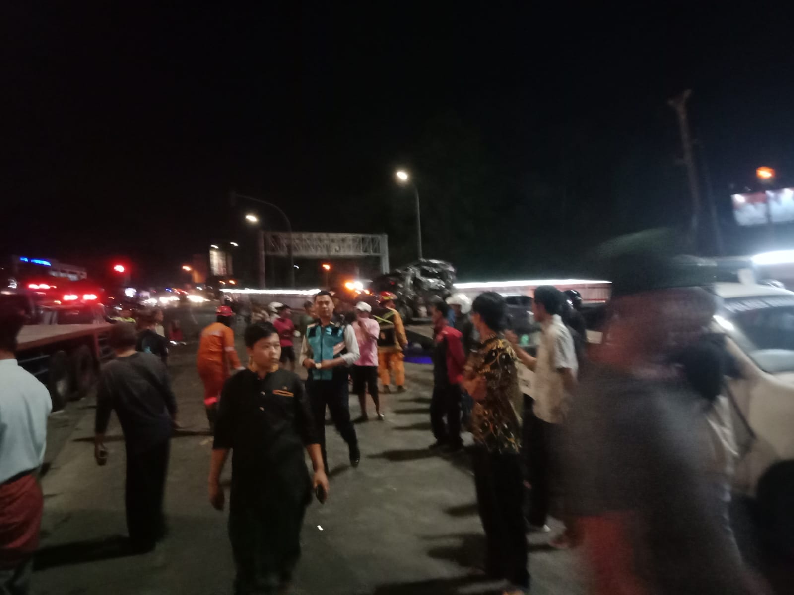 Suasan evakuasi di tempat kejadian kecelakaan beruntun di Exit tol Bawen Sabtu (23/9/2023) malam.