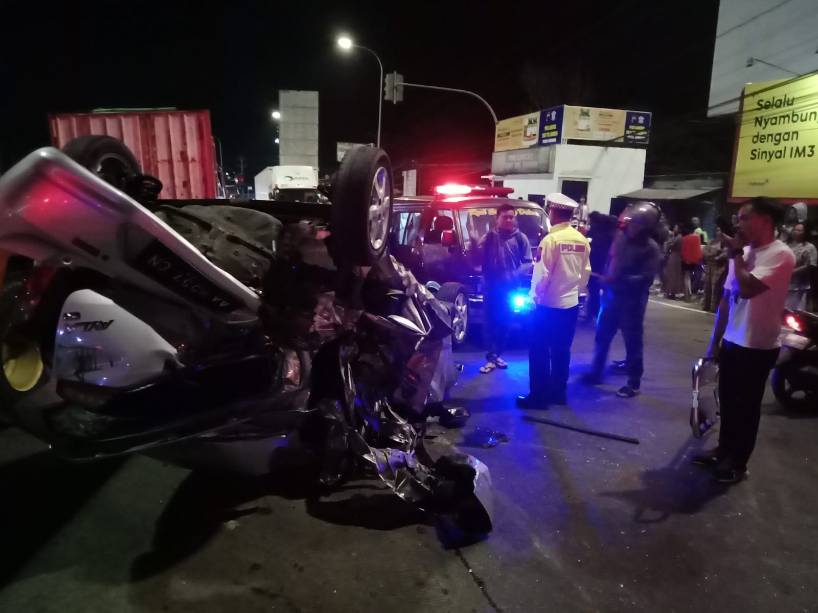 Petugas mengevakuasi kendaraan yang terlibat kecelakaan di exit tol Bawen Sabtu (23/9/2023).