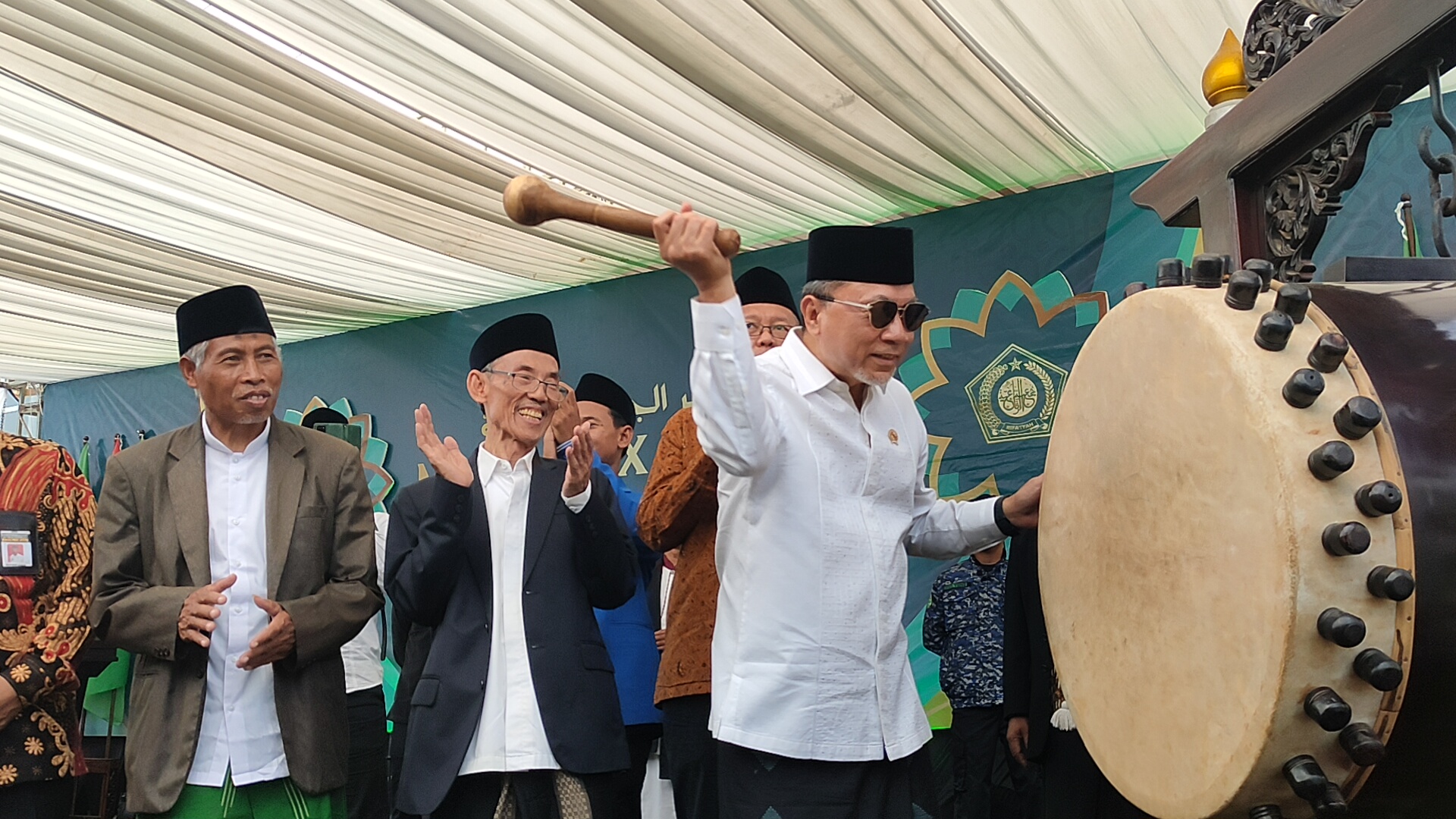 BUKA MUKTAMAR: Mentri Perdagangan Zulkifli Hasan bersama pimpinan Rifaiyah membuka Muktamar X dengan simbolis pemukulan bedug.