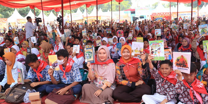 SEMANGAT &ndash; Ribuan pelajar, guru hingga masyarakat umum saat diajak Gerakan Ayo Membaca pada Festival Literasi, pada Kamis (21/9).