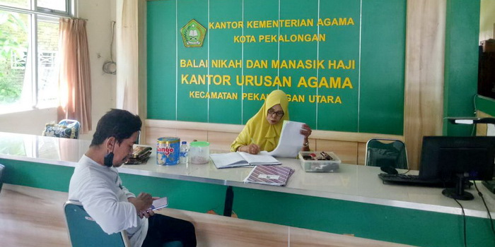 KANTOR &ndash; Suasana kantor Kemenag Kota Pekalongan saat melayani Masyarakat setempat