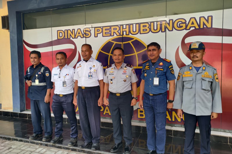 MODERNISASI: Kepala Dishub Kabupaten Batang Eko Widianto bersama instansi terkait saat merayakan Hari Perhubungan Nasional. (RIYAN FADLI/JAWA POS RADAR SEMARANG)