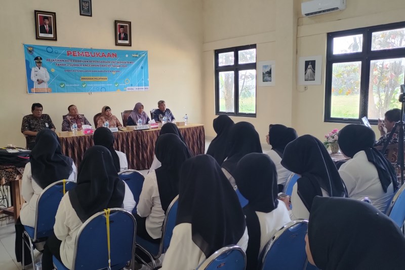 PELATIHAN KERJA : Para peserta pelatihan kerja sedang mengikuti arahan untuk menjalani pelatihan kerja di BLK Disnaker Batang. (RIYAN FADLI/JAWA POS RADAR SEMARANG)