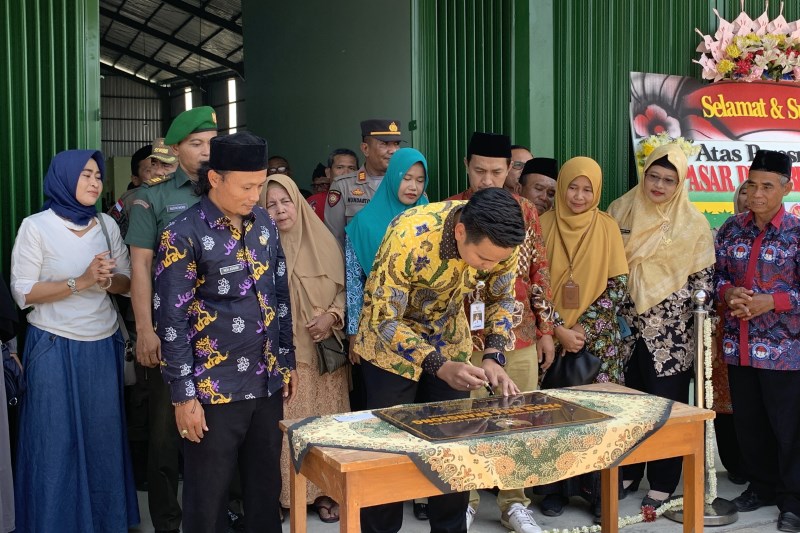 TINGKATKAN PEREKONOMIAN: Peresmian Pasar Desa Brangsong oleh Bupati Kendal Dico M. Ganinduto Kamis (21/9). (DEVI KHOFIFATUR RIZQI/ JAWA POS RADAR SEMARANG)
