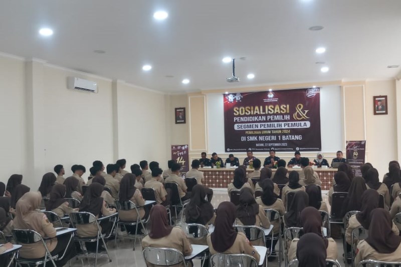 SOSIALISASI : Kegiatan sosialisasi Pemilu dilakukan Panitia Pemilihan Kecamatan (PPK) Kecamatan Batang di SMKN 1 Batang Jumat (22/9/2023).(ISTIMEWA)