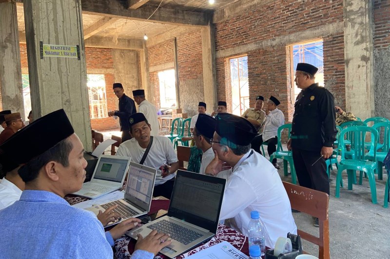 REGISTRASI PESERTA : Para peserta Muktamar Nasional ke-10 Rifaiyah sedang melakukan registrasi di Gedung PP Rifaiyah Jumat (22/9). (RIYAN FADLI/JAWA POS RADAR SEMARANG)