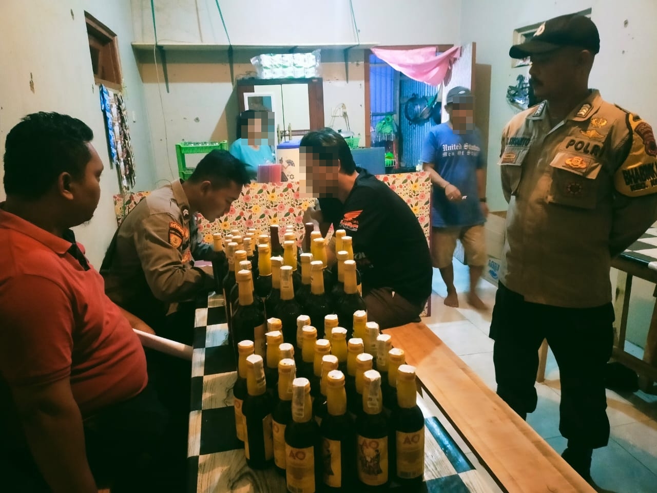 RAZIA: Anggota Polsek Kedungwuni bersama Koramil setempat saat merazia warung swike yang ternyata juga menjual miras.