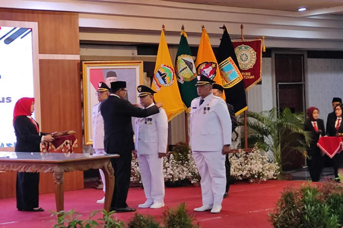 Pj Gubernur Jateng Nana Sudjana menyematkan pin sebagai tanda jabatan yang baru pada Pj Bupati Temanggung Hari Agung Prabowo.