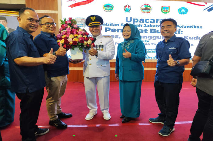 Jajaran manajemen Jawa Pos Radar Semarang mengucapkan selapat kepada Hari Agung Prabowo sesaat usai dilantik menjadi Pj Bupati Temanggung.